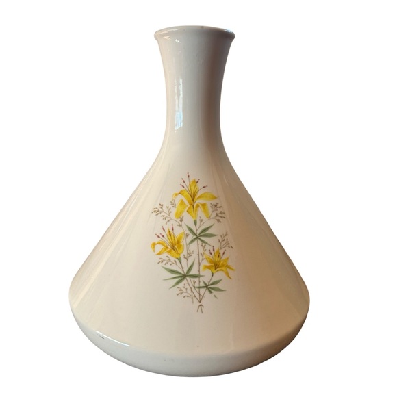 Vintage 1950’s Ivory Yellow Lily Floral Bud Motif Vase - Picture 2 of 12